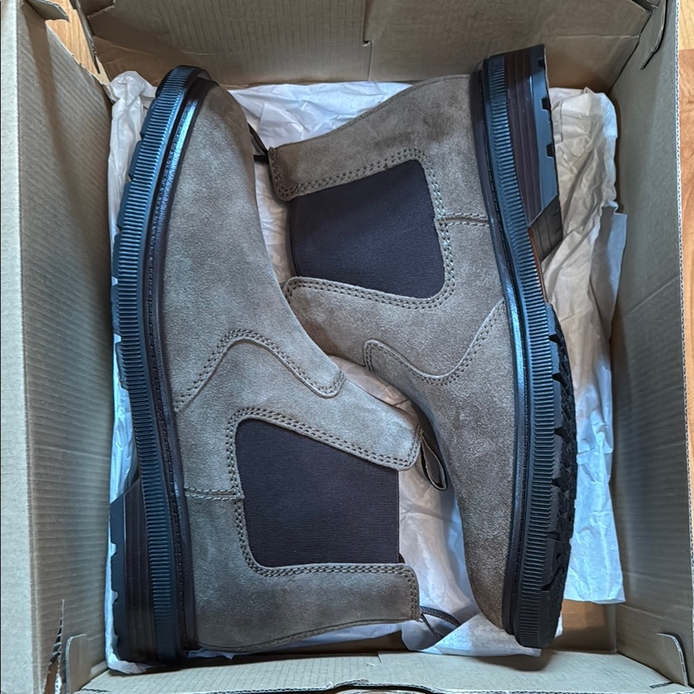 Clarks Collection Burchill Up Chelsea Boot - size 9